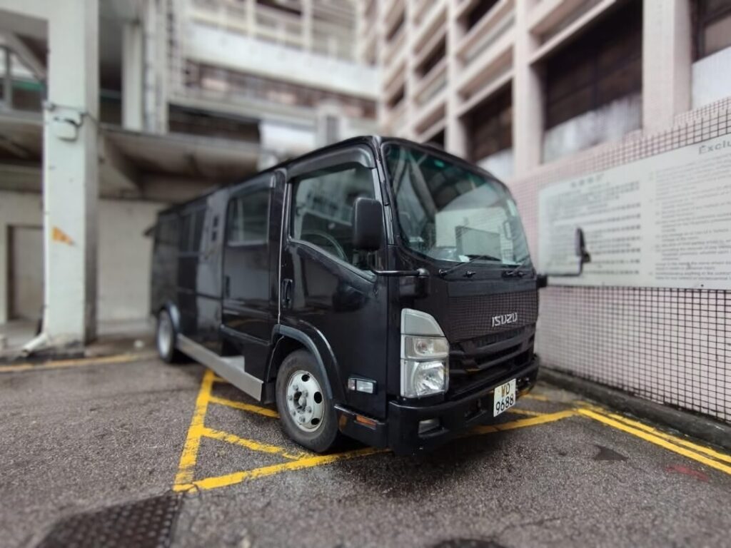 院出靈車接送遺體